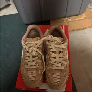 Nike Men's Beige Sneakers